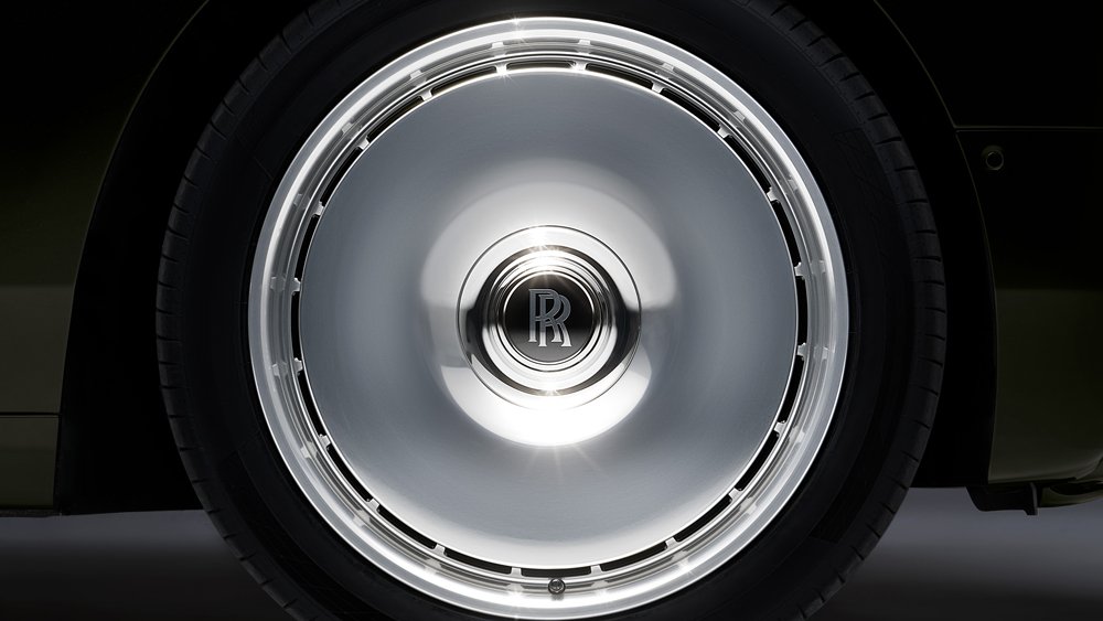 A close-up of the Rolls-Royce Phantom Series II wheel's elegant disc design that references that found on the very first Phantom.
