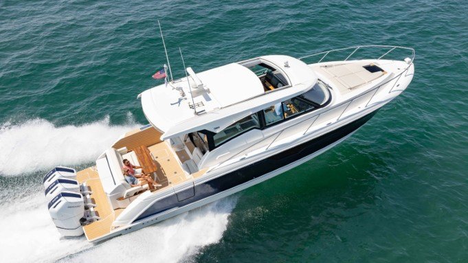 This New 48-Foot Cruiser Comes With a Lounge That Can Rotate 360 Levels