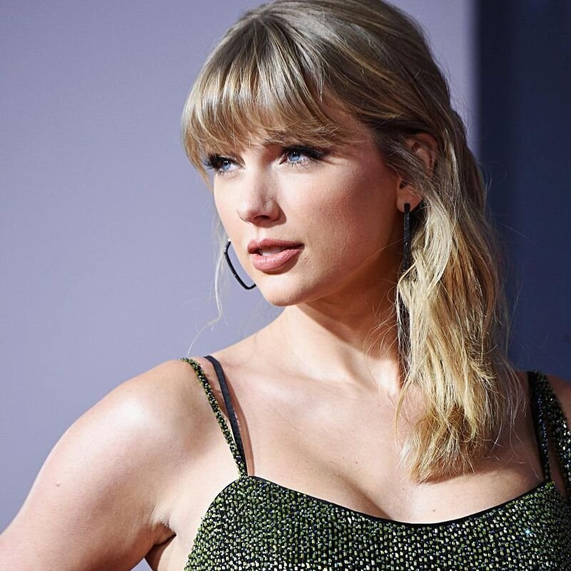 13 of Taylor Swift’s Greatest Hairstyles: Lengthy, Brief, Pure, and Every thing in Between