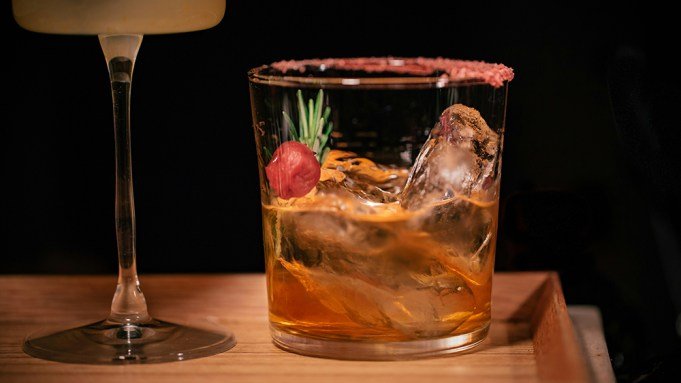 American Bartenders Are Importing Ice From Japan. Right here’s Why.