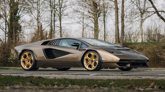 This Extremely-Uncommon Lamborghini Countach With Gold Wheels Might Fetch .5 Million at Public sale